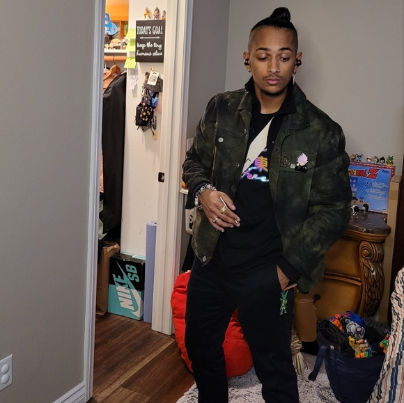 Meet your Posher, Michael 🌺🏝 - Picture 2 of 16